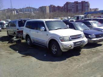 2000 Mitsubishi Pajero Pictures