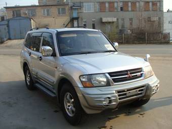 2000 Mitsubishi Pajero Pictures