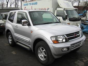 2000 Mitsubishi Pajero Photos