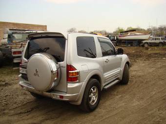 2000 Mitsubishi Pajero Photos