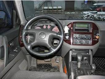 2000 Mitsubishi Pajero Photos