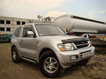 2000 Mitsubishi Pajero Pictures