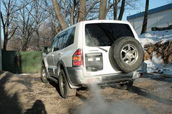 2000 Mitsubishi Pajero Photos