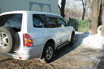 2000 Mitsubishi Pajero Photos