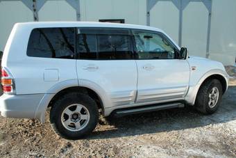 2000 Mitsubishi Pajero Pictures