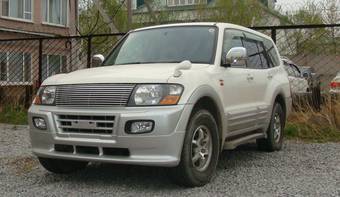 2000 Mitsubishi Pajero Photos