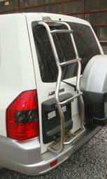 2000 Mitsubishi Pajero Photos