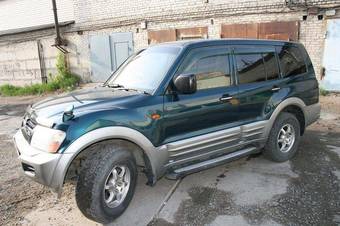 2000 Mitsubishi Pajero Photos