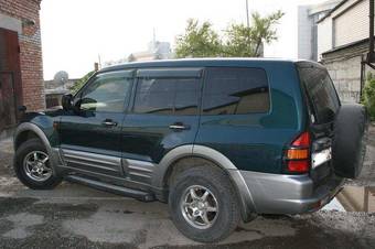 2000 Mitsubishi Pajero Photos