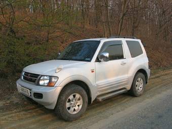 2000 Mitsubishi Pajero Photos