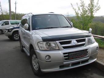 2000 Mitsubishi Pajero Pictures