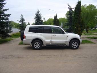 2000 Mitsubishi Pajero Pictures