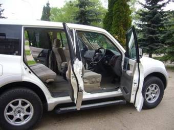 2000 Mitsubishi Pajero Photos