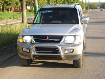 2000 Mitsubishi Pajero Pictures