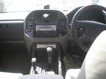 2000 Mitsubishi Pajero Photos