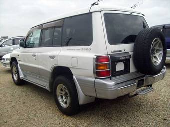 2000 Mitsubishi Pajero Photos
