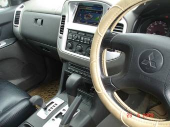 2000 Mitsubishi Pajero Pictures