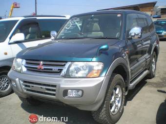 2000 Mitsubishi Pajero Photos