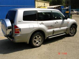 2000 Mitsubishi Pajero Photos