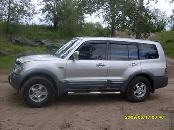 2000 Mitsubishi Pajero Pictures