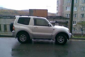 2000 Mitsubishi Pajero Photos