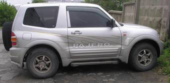 2000 Mitsubishi Pajero Pictures
