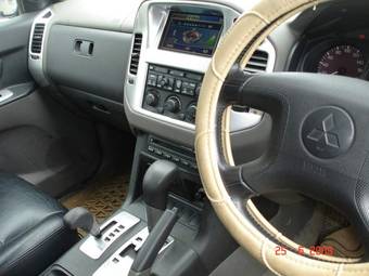 2000 Mitsubishi Pajero Photos
