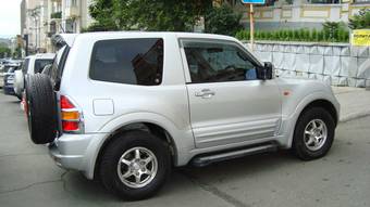 2000 Mitsubishi Pajero Photos