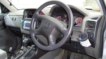 2000 Mitsubishi Pajero Photos