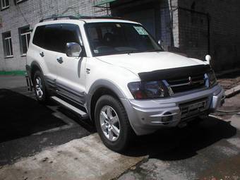 2000 Mitsubishi Pajero Photos