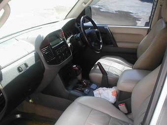 2000 Mitsubishi Pajero Pictures