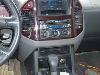 2000 Mitsubishi Pajero Photos
