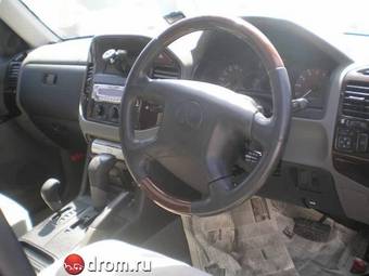 2000 Mitsubishi Pajero Pictures