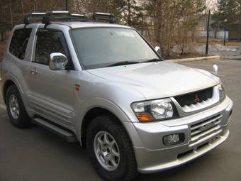 2000 Mitsubishi Pajero Pictures