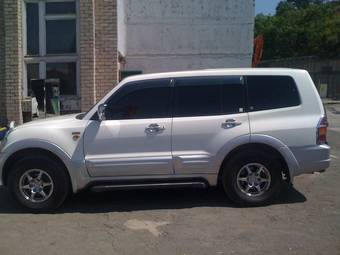2000 Mitsubishi Pajero Photos