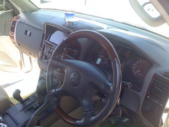 2000 Mitsubishi Pajero Pictures