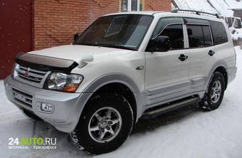 2000 Mitsubishi Pajero Photos