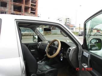 2000 Mitsubishi Pajero Pictures