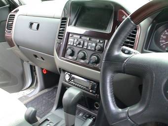 2000 Mitsubishi Pajero Pictures