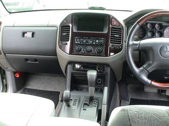 2000 Mitsubishi Pajero Photos