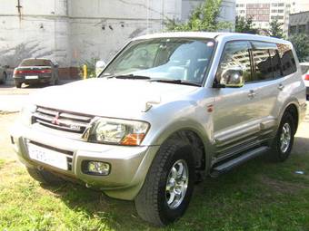 2000 Mitsubishi Pajero Photos