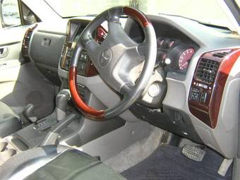 2000 Mitsubishi Pajero Photos