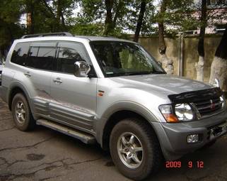 2000 Mitsubishi Pajero Photos