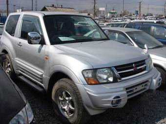 2000 Mitsubishi Pajero Photos