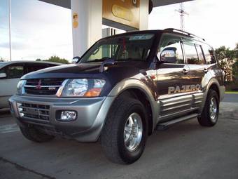 2000 Mitsubishi Pajero Photos