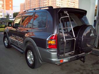 2000 Mitsubishi Pajero Pictures