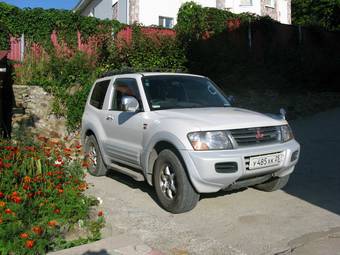 2000 Mitsubishi Pajero Photos