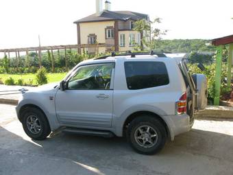 2000 Mitsubishi Pajero Pictures