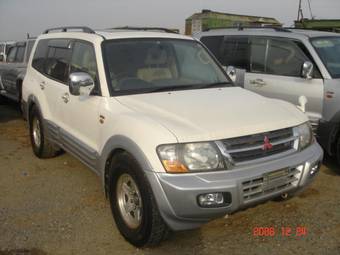 2000 Mitsubishi Pajero Photos