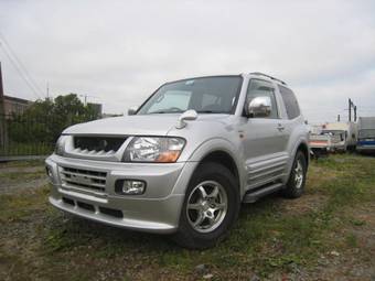 2000 Mitsubishi Pajero Photos